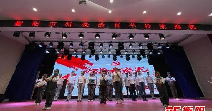 亚当玩高尔夫